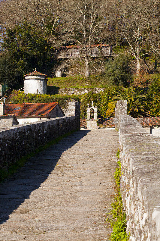 Ponte Maceira桥和村庄，A Coruña省，加利西亚，西班牙。卡米诺·德·圣地亚哥。